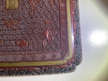 Une paire de plats de forme carr&eacute;e en laque rouge et noire, marque et &eacute;poque de Qianlong